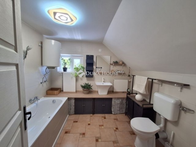 Eladó családi ház, Kecskeméten 89.9 M Ft, 5 szobás