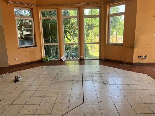Eladó családi ház, Pécsett 109 M Ft, 6 szobás