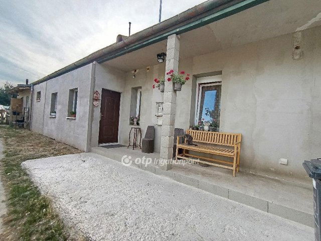 Eladó családi ház, Sóskúton 74.9 M Ft, 3 szobás