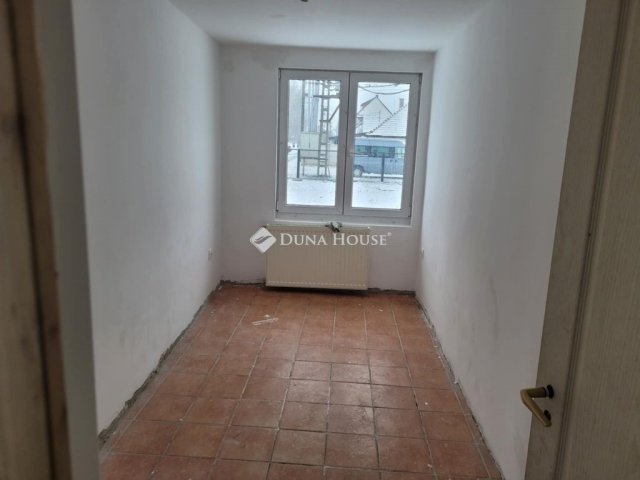 Eladó családi ház, Esztergomban 50 M Ft, 3 szobás