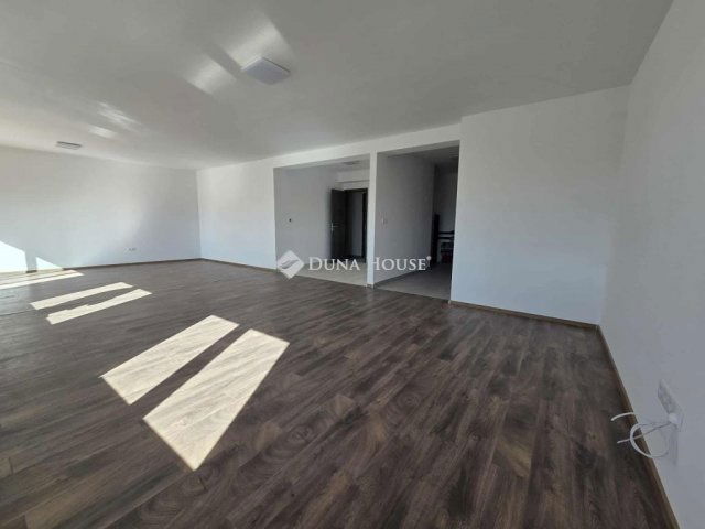 Eladó téglalakás, Szegeden 114.9 M Ft, 3 szobás