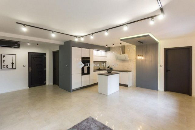 Eladó téglalakás, Pécsett 86.9 M Ft, 4 szobás