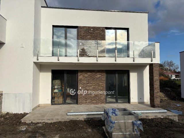 Eladó téglalakás, Balatonakarattyán 131.9 M Ft, 4 szobás