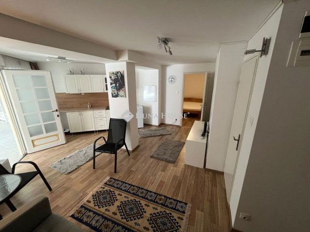 Eladó üzlethelyiség, Keszthelyen, Fő téren 29.9 M Ft, 2 szobás