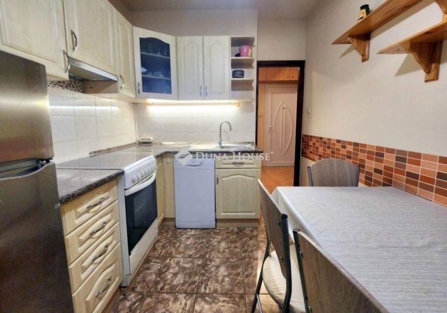 Eladó panellakás, Pécsett 47.9 M Ft, 2+1 szobás