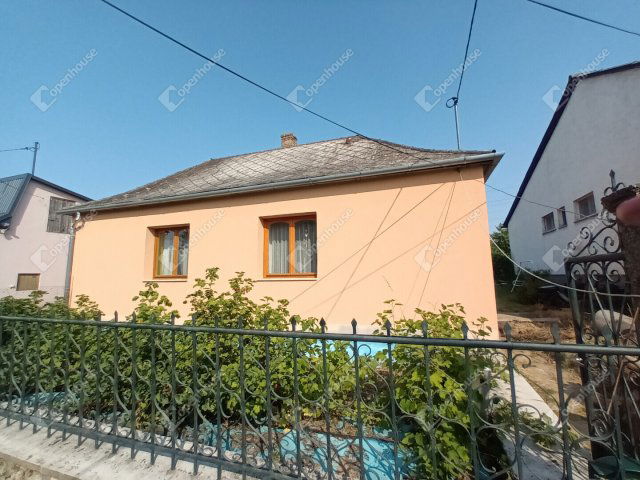 Eladó családi ház, Lábatlanon 47.9 M Ft, 2+1 szobás