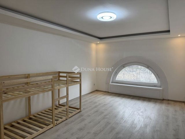 Eladó téglalakás, Budapesten, VI. kerületben 59.9 M Ft, 3 szobás