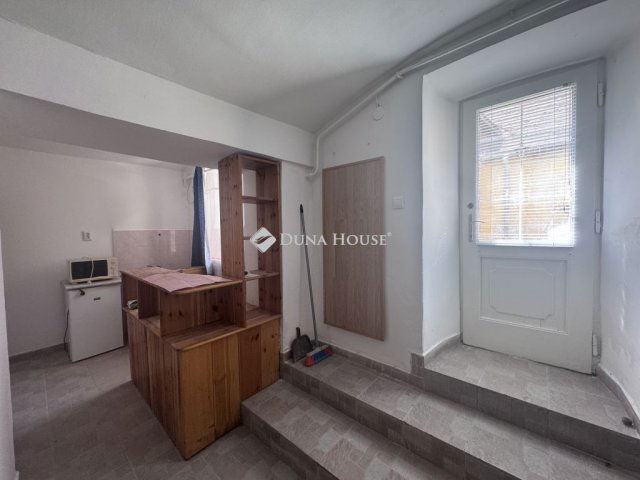 Eladó üzlethelyiség, Pécsett 29.99 M Ft, 2 szobás