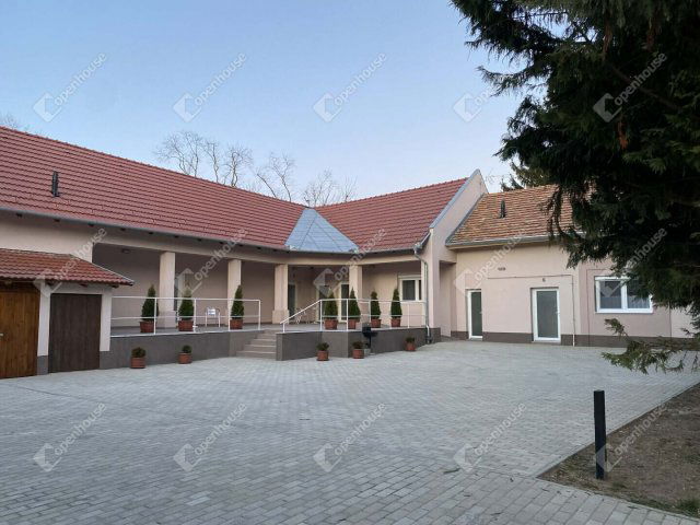 Eladó családi ház, Csongrádon 165 M Ft, 8 szobás