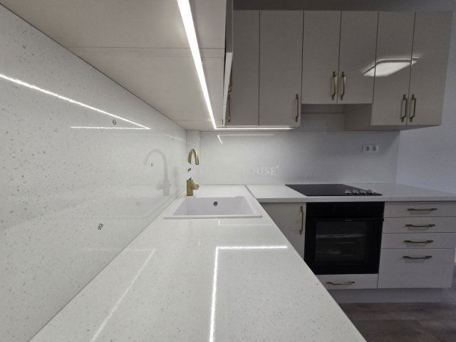 Eladó panellakás, Pécsett 48.9 M Ft, 3 szobás