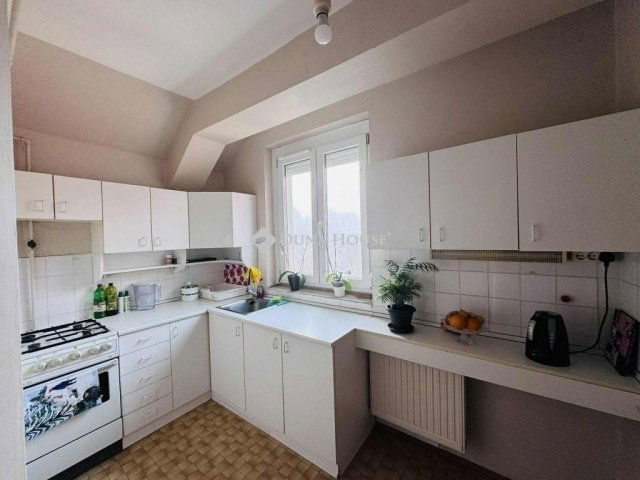 Eladó téglalakás, Pécsett 57.99 M Ft, 3 szobás