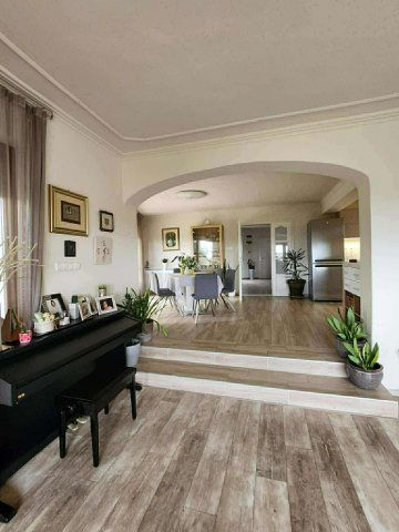 Eladó családi ház, Pécsett 249.9 M Ft, 6 szobás