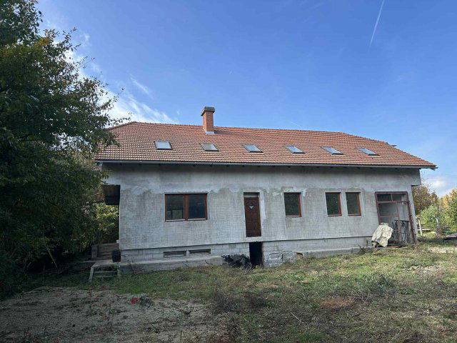 Eladó családi ház, Pinnyén 48.99 M Ft, 7 szobás