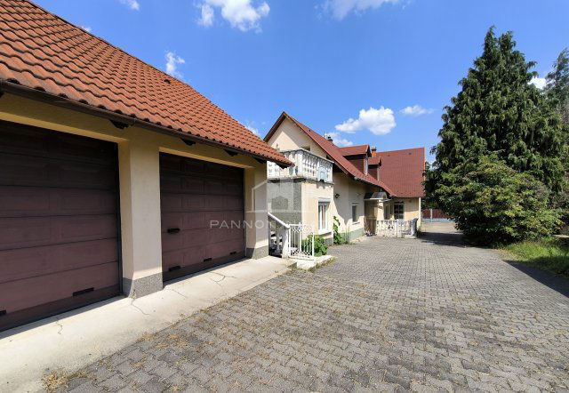 Eladó családi ház, Veszprémben 140 M Ft, 7+2 szobás