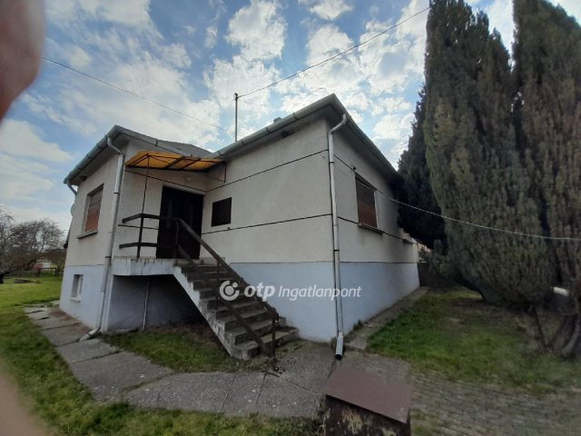 Eladó családi ház, Szomoron 65 M Ft, 3 szobás