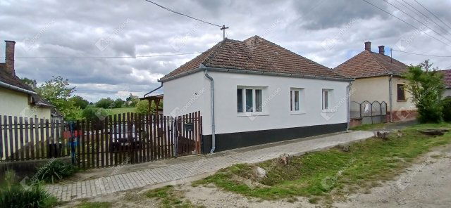 Eladó családi ház, Batykon 29.9 M Ft, 3 szobás