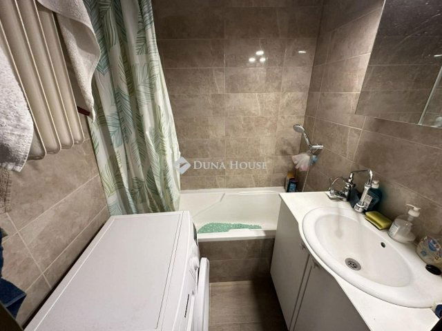 Eladó panellakás, Pécsett 54.9 M Ft, 3 szobás