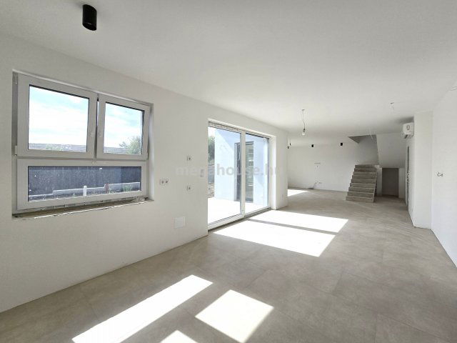 Eladó ikerház, Gyúrón 149.9 M Ft, 5 szobás