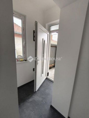 Eladó ikerház, Cegléden 63.5 M Ft, 4 szobás