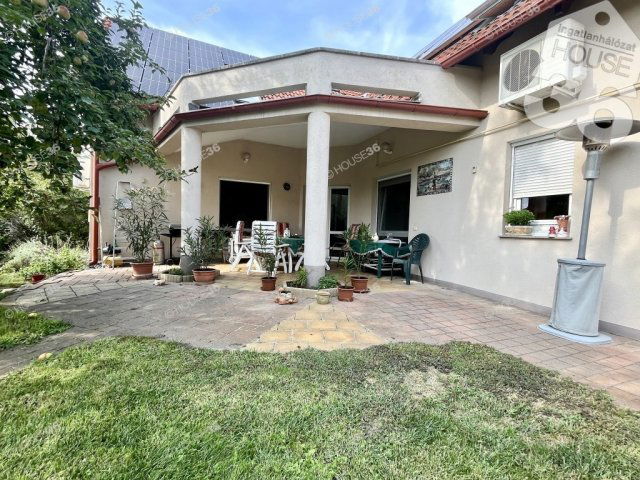 Eladó családi ház, Kiskunfélegyházán 170 M Ft, 5 szobás