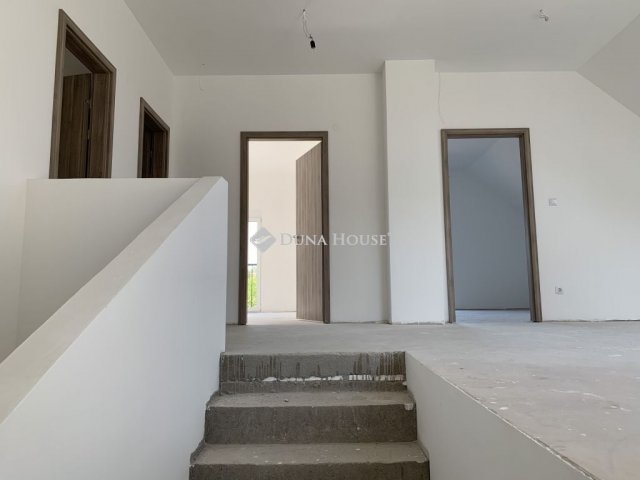 Eladó ikerház, Százhalombattán 135 M Ft, 5 szobás