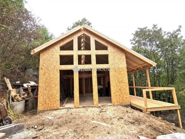 Eladó családi ház, Esztergomban 99 M Ft, 2 szobás