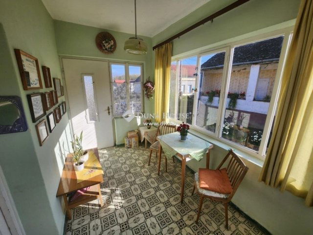 Eladó családi ház, Majson 20 M Ft, 3 szobás