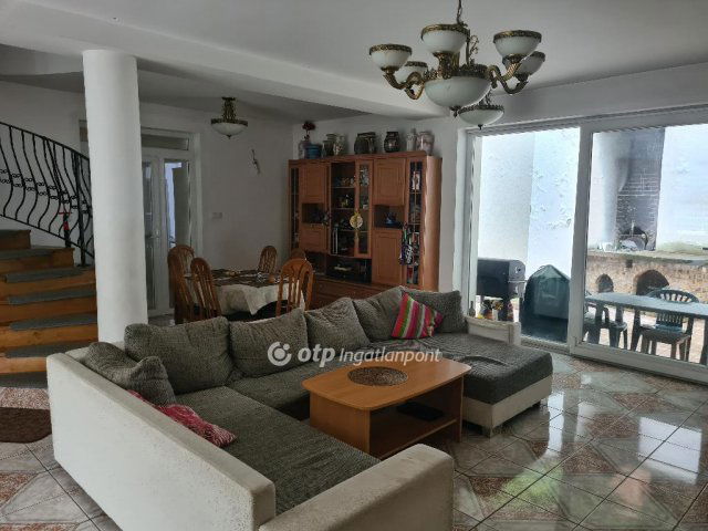 Eladó családi ház, Diósdon 350 M Ft, 6 szobás