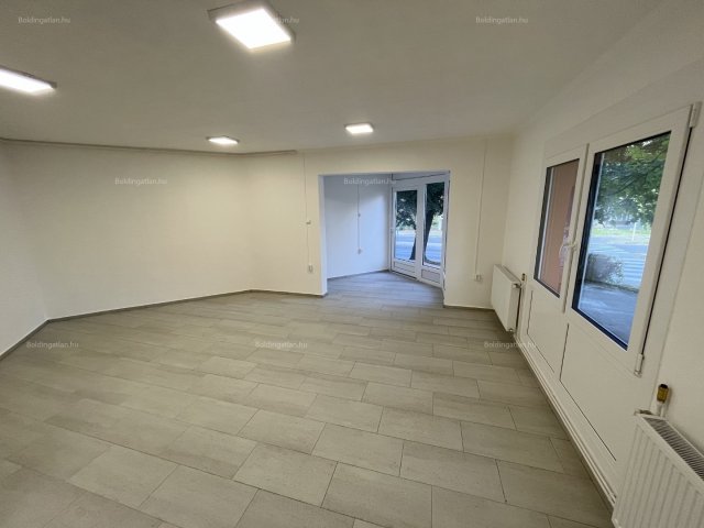 Kiadó üzlethelyiség, Kaposváron, Füredi utcában 140 E Ft / hó