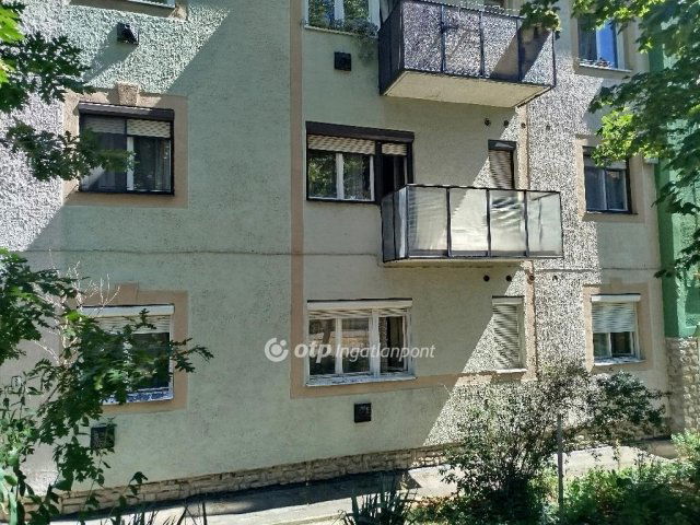 Eladó téglalakás, Pécsett 33.8 M Ft, 2 szobás