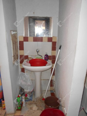 Eladó családi ház, Bezeréden 6.1 M Ft, 1 szobás
