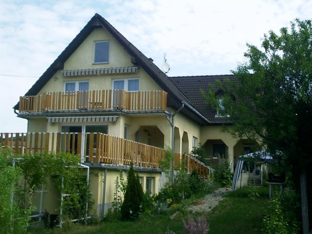 Eladó családi ház, Révfülöpön 240 M Ft, 5 szobás