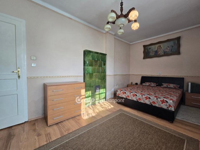 Eladó családi ház, Pápán 34.9 M Ft, 2 szobás
