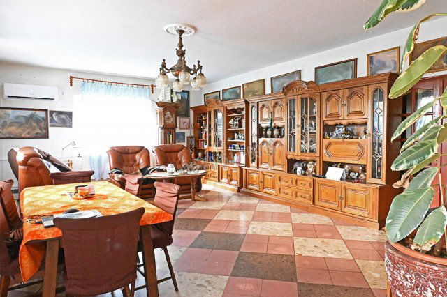 Eladó családi ház, Gyálon 213.75 M Ft, 7 szobás