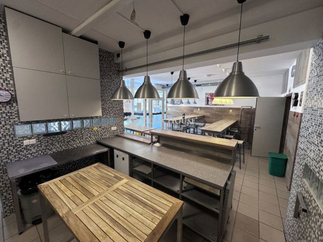 Kiadó üzlethelyiség, Pécsett, Nagy Lajos király útján