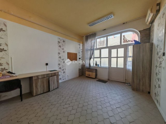 Eladó üzlethelyiség, Szolnokon, Arany János utcában 19.9 M Ft