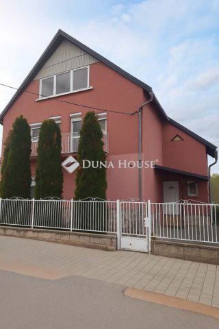 Eladó családi ház, Ászáron 59.5 M Ft, 8 szobás