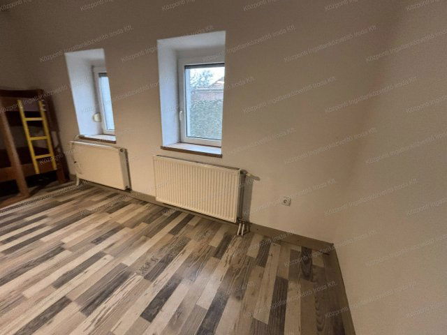 Eladó családi ház, Dunaalmáson 31.99 M Ft, 1 szobás