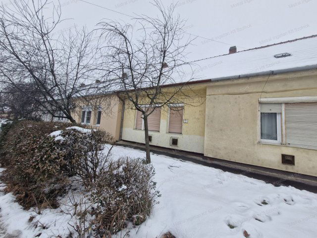 Eladó téglalakás, Szolnokon 23.5 M Ft, 2 szobás