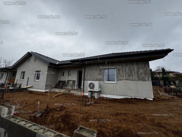 Eladó ikerház, Csomádon 99.9 M Ft, 2+2 szobás