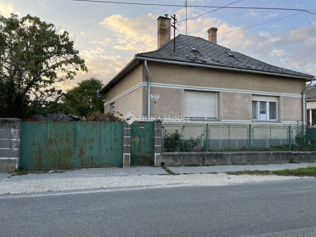Eladó családi ház, Bölcskén, Petőfi Sándor úton 40 M Ft