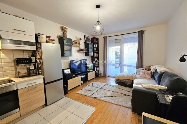 Eladó téglalakás, Veszprémben 72.9 M Ft, 3 szobás