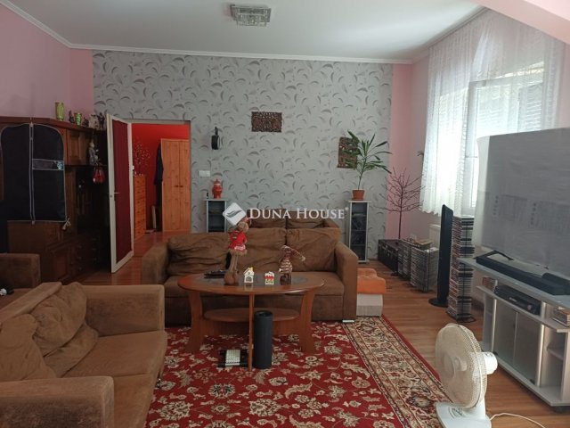 Eladó családi ház, Peterden 45 M Ft, 3 szobás