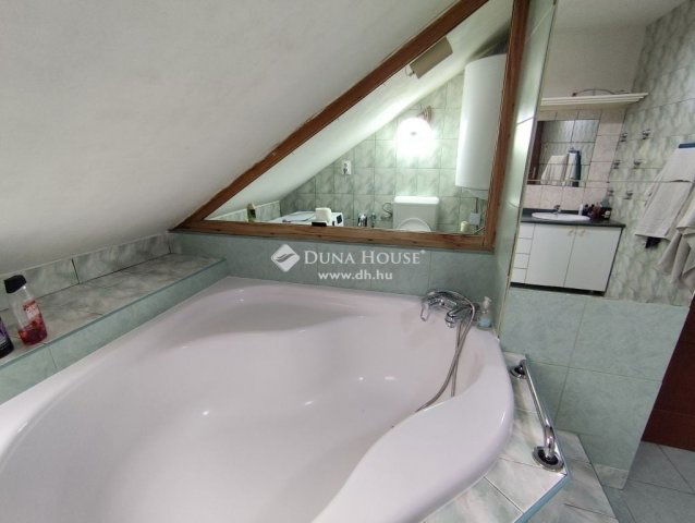 Eladó családi ház, Dunaharasztin 109.9 M Ft, 7 szobás