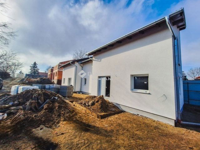 Eladó ikerház, Mogyoródon 75 M Ft, 4 szobás