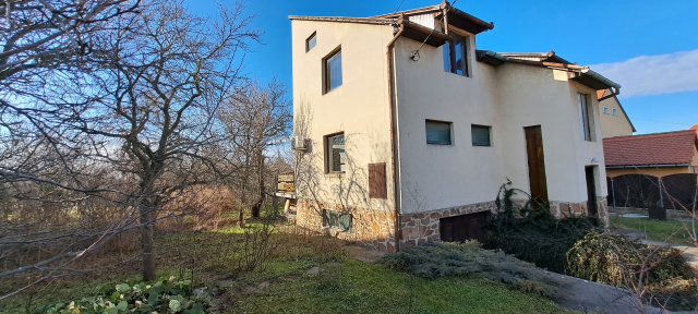 Eladó családi ház, Székesfehérvárott 93 M Ft, 6 szobás