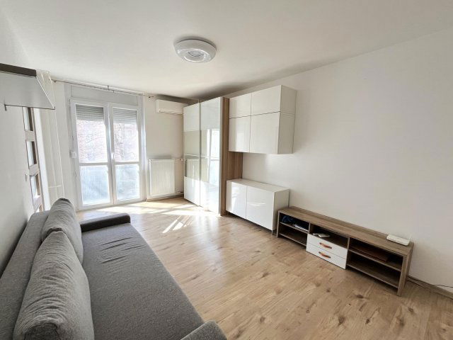 Eladó panellakás, Dunaújvárosban 29.3 M Ft, 1 szobás