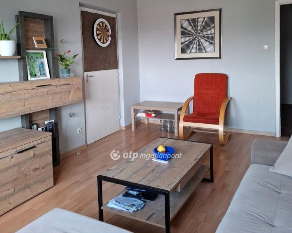 Eladó panellakás, Debrecenben 69.9 M Ft, 3 szobás