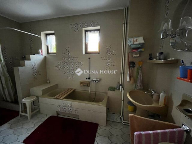 Eladó családi ház, Mohácson 99 M Ft, 6 szobás