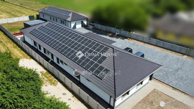 Eladó családi ház, Pápán 180 M Ft, 7 szobás